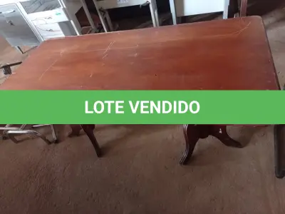 LOTE 311 - 01 MESA EM MADEIRA. (NO ESTADO) ATENÇÃO! FAZER A VISITAÇÃO ANTES DE ARREMATAR, NÃO SABEMOS SE FUNCIONA. LEILÃO NÃO TEM GARANTIA E NEM DEVOLUÇÃO, SUJEITO A POSSÍVEIS AVARIAS VISÍVEIS/OCULTAS E/OU AUSÊNCIA DE COMPONENTES.