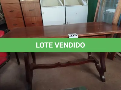 LOTE 318 - 01 MESA EM MADEIRA. (NO ESTADO) ATENÇÃO! FAZER A VISITAÇÃO ANTES DE ARREMATAR, NÃO SABEMOS SE FUNCIONA. LEILÃO NÃO TEM GARANTIA E NEM DEVOLUÇÃO, SUJEITO A POSSÍVEIS AVARIAS VISÍVEIS/OCULTAS E/OU AUSÊNCIA DE COMPONENTES.