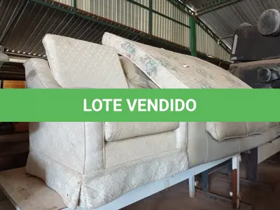 LOTE 285 - 01 SOFÁ DE 03 LUGARES, 01 COLCHÃO DE CASAL E 01 POLTRONA. (NO ESTADO) ATENÇÃO! FAZER A VISITAÇÃO ANTES DE ARREMATAR, NÃO SABEMOS SE FUNCIONA. LEILÃO NÃO TEM GARANTIA E NEM DEVOLUÇÃO, SUJEITO A POSSÍVEIS AVARIAS VISÍVEIS/OCULTAS E/OU AUSÊNCIA DE COMPONENTES.