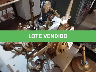 LOTE 219 - 02 ABAJURES, SENDO 01 DE TETO E 01 LUMINÁRIA DE PAREDE. (NO ESTADO) ATENÇÃO! FAZER A VISITAÇÃO ANTES DE ARREMATAR, NÃO SABEMOS SE FUNCIONA. LEILÃO NÃO TEM GARANTIA E NEM DEVOLUÇÃO, SUJEITO A POSSÍVEIS AVARIAS VISÍVEIS/OCULTAS E/OU AUSÊNCIA DE COMPONENTES.