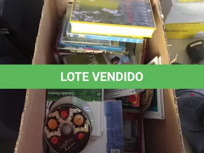 LOTE 253 - 01 LOTE COM CD’S, FITAS CASSETES E DVD’S. (NO ESTADO) ATENÇÃO! FAZER A VISITAÇÃO ANTES DE ARREMATAR, NÃO SABEMOS SE FUNCIONA. LEILÃO NÃO TEM GARANTIA E NEM DEVOLUÇÃO, SUJEITO A POSSÍVEIS AVARIAS VISÍVEIS/OCULTAS E/OU AUSÊNCIA DE COMPONENTES.