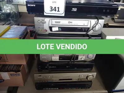 LOTE 341 - 06 VÍDEOS CASSETES MARCAS E MODELOS DIVERSOS E 01 APARELHO DE DVD BLU-RAY DISC MARCA SONY. (NO ESTADO) ATENÇÃO! FAZER A VISITAÇÃO ANTES DE ARREMATAR, NÃO SABEMOS SE FUNCIONA. LEILÃO NÃO TEM GARANTIA E NEM DEVOLUÇÃO, SUJEITO A POSSÍVEIS AVARIAS VISÍVEIS/OCULTAS E/OU AUSÊNCIA DE COMPONENTES.