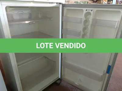 LOTE 327 - 01 GELADEIRA FROST FREE 220V MARCA ELETROLUX COM AVARIAS. (NO ESTADO) ATENÇÃO! FAZER A VISITAÇÃO ANTES DE ARREMATAR, NÃO SABEMOS SE FUNCIONA. LEILÃO NÃO TEM GARANTIA E NEM DEVOLUÇÃO, SUJEITO A POSSÍVEIS AVARIAS VISÍVEIS/OCULTAS E/OU AUSÊNCIA DE COMPONENTES.
