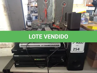LOTE 254 - 01 LOTE COM 05 DVD’S, 08 CONTROLES REMOTOS, 02 APARELHOS DE SOM E 05 CAIXAS DE SOM AVULSAS. (NO ESTADO) ATENÇÃO! FAZER A VISITAÇÃO ANTES DE ARREMATAR, NÃO SABEMOS SE FUNCIONA. LEILÃO NÃO TEM GARANTIA E NEM DEVOLUÇÃO, SUJEITO A POSSÍVEIS AVARIAS VISÍVEIS/OCULTAS E/OU AUSÊNCIA DE COMPONENTES.