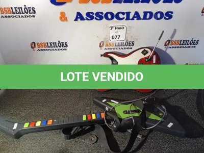 LOTE 077 - 02 GUITARRAS GAMER. (NO ESTADO) ATENÇÃO! FAZER A VISITAÇÃO ANTES DE ARREMATAR, NÃO SABEMOS SE FUNCIONA. LEILÃO NÃO TEM GARANTIA E NEM DEVOLUÇÃO, SUJEITO A POSSÍVEIS AVARIAS VISÍVEIS/OCULTAS E/OU AUSÊNCIA DE COMPONENTES.
