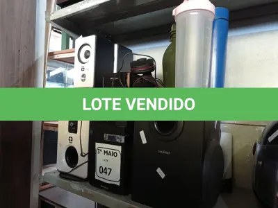 LOTE 047 - 01 LOTE COM VÁRIAS CAIXAS DE SOM MARCAS E MODELOS DIVERSOS, 01 FONE DE OUVIDO E 03 GARRAFINHAS. (NO ESTADO) ATENÇÃO! FAZER A VISITAÇÃO ANTES DE ARREMATAR, NÃO SABEMOS SE FUNCIONA. LEILÃO NÃO TEM GARANTIA E NEM DEVOLUÇÃO, SUJEITO A POSSÍVEIS AVARIAS VISÍVEIS/OCULTAS E/OU AUSÊNCIA DE COMPONENTES.