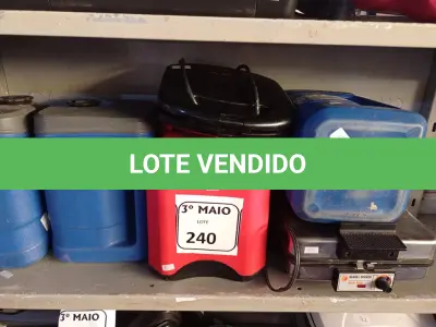 LOTE 240 - 05 GARRAFAS TÉRMICAS E 02 SANDUICHEIRAS. (NO ESTADO) ATENÇÃO! FAZER A VISITAÇÃO ANTES DE ARREMATAR, NÃO SABEMOS SE FUNCIONA. LEILÃO NÃO TEM GARANTIA E NEM DEVOLUÇÃO, SUJEITO A POSSÍVEIS AVARIAS VISÍVEIS/OCULTAS E/OU AUSÊNCIA DE COMPONENTES.