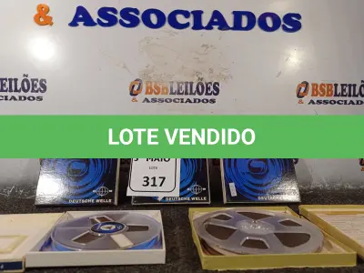 LOTE 317 - 05 CARRETÉIS COM FITAS PARA GRAVADOR DE ROLO. (NO ESTADO) ATENÇÃO! FAZER A VISITAÇÃO ANTES DE ARREMATAR, NÃO SABEMOS SE FUNCIONA. LEILÃO NÃO TEM GARANTIA E NEM DEVOLUÇÃO, SUJEITO A POSSÍVEIS AVARIAS VISÍVEIS/OCULTAS E/OU AUSÊNCIA DE COMPONENTES.