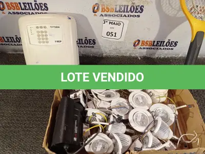 LOTE 051 - 01 LOTE COM VÁRIAS LUMINÁRIAS DE EMBUTIR, 01 RAQUETE, 02 CÂMERAS E 01 CENTRAL DE ALARME. (NO ESTADO) ATENÇÃO! FAZER A VISITAÇÃO ANTES DE ARREMATAR, NÃO SABEMOS SE FUNCIONA. LEILÃO NÃO TEM GARANTIA E NEM DEVOLUÇÃO, SUJEITO A POSSÍVEIS AVARIAS VISÍVEIS/OCULTAS E/OU AUSÊNCIA DE COMPONENTES.