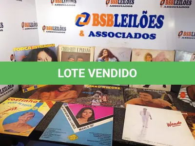 LOTE 313 - 27 DISCOS DE VINIL DIVERSOS CANTORES. (NO ESTADO) ATENÇÃO! FAZER A VISITAÇÃO ANTES DE ARREMATAR, NÃO SABEMOS SE FUNCIONA. LEILÃO NÃO TEM GARANTIA E NEM DEVOLUÇÃO, SUJEITO A POSSÍVEIS AVARIAS VISÍVEIS/OCULTAS E/OU AUSÊNCIA DE COMPONENTES.