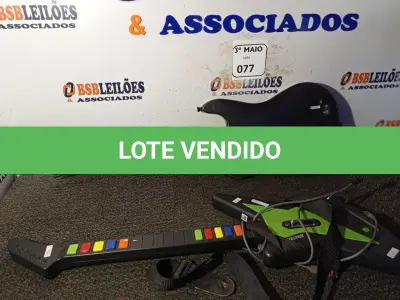 LOTE 077 - 02 GUITARRAS GAMER. (NO ESTADO) ATENÇÃO! FAZER A VISITAÇÃO ANTES DE ARREMATAR, NÃO SABEMOS SE FUNCIONA. LEILÃO NÃO TEM GARANTIA E NEM DEVOLUÇÃO, SUJEITO A POSSÍVEIS AVARIAS VISÍVEIS/OCULTAS E/OU AUSÊNCIA DE COMPONENTES.