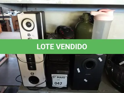 LOTE 047 - 01 LOTE COM VÁRIAS CAIXAS DE SOM MARCAS E MODELOS DIVERSOS, 01 FONE DE OUVIDO E 03 GARRAFINHAS. (NO ESTADO) ATENÇÃO! FAZER A VISITAÇÃO ANTES DE ARREMATAR, NÃO SABEMOS SE FUNCIONA. LEILÃO NÃO TEM GARANTIA E NEM DEVOLUÇÃO, SUJEITO A POSSÍVEIS AVARIAS VISÍVEIS/OCULTAS E/OU AUSÊNCIA DE COMPONENTES.