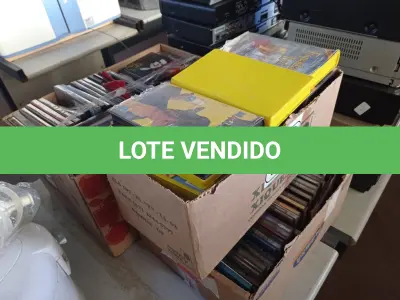 LOTE 340 - 01 LOTE COM CD’S, FITAS CASSETES E DVD’S. (NO ESTADO) ATENÇÃO! FAZER A VISITAÇÃO ANTES DE ARREMATAR, NÃO SABEMOS SE FUNCIONA. LEILÃO NÃO TEM GARANTIA E NEM DEVOLUÇÃO, SUJEITO A POSSÍVEIS AVARIAS VISÍVEIS/OCULTAS E/OU AUSÊNCIA DE COMPONENTES.