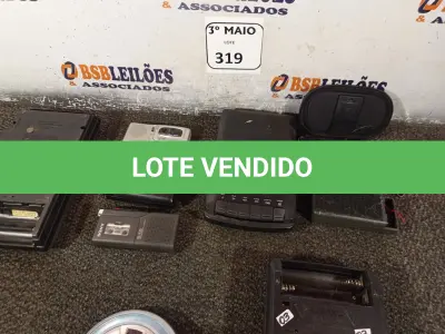 LOTE 319 - 03 TOCA FITAS E DIVERSOS ELETRÔNICOS. (NO ESTADO) ATENÇÃO! FAZER A VISITAÇÃO ANTES DE ARREMATAR, NÃO SABEMOS SE FUNCIONA. LEILÃO NÃO TEM GARANTIA E NEM DEVOLUÇÃO, SUJEITO A POSSÍVEIS AVARIAS VISÍVEIS/OCULTAS E/OU AUSÊNCIA DE COMPONENTES.