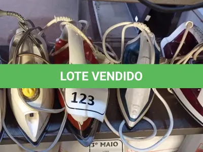 LOTE 123 - 06 FERROS DE PASSAR MARCAS E MODELOS DIVERSOS. (NO ESTADO) ATENÇÃO! FAZER A VISITAÇÃO ANTES DE ARREMATAR, NÃO SABEMOS SE FUNCIONA. LEILÃO NÃO TEM GARANTIA E NEM DEVOLUÇÃO, SUJEITO A POSSÍVEIS AVARIAS VISÍVEIS/OCULTAS E/OU AUSÊNCIA DE COMPONENTES.