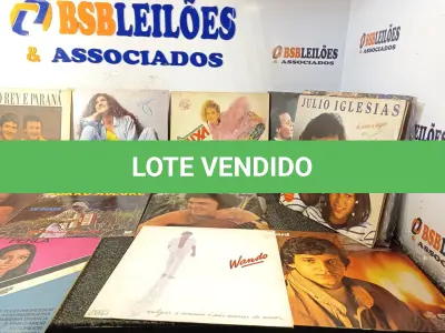 LOTE 313 - 27 DISCOS DE VINIL DIVERSOS CANTORES. (NO ESTADO) ATENÇÃO! FAZER A VISITAÇÃO ANTES DE ARREMATAR, NÃO SABEMOS SE FUNCIONA. LEILÃO NÃO TEM GARANTIA E NEM DEVOLUÇÃO, SUJEITO A POSSÍVEIS AVARIAS VISÍVEIS/OCULTAS E/OU AUSÊNCIA DE COMPONENTES.