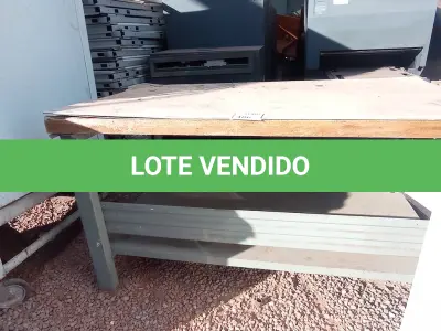 LOTE 486 - 01 BANCADA COM BASE DE FERRO E TAMPO EM MADEIRA COM COMPRIMENTO DE 150X84. (NO ESTADO) ATENÇÃO! FAZER A VISITAÇÃO ANTES DE ARREMATAR, NÃO SABEMOS SE FUNCIONA. LEILÃO NÃO TEM GARANTIA E NEM DEVOLUÇÃO, SUJEITO A POSSÍVEIS AVARIAS VISÍVEIS/OCULTAS E/OU AUSÊNCIA DE COMPONENTES.