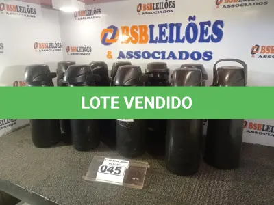 LOTE 045 - 10 GARRAFAS DE CAFÉ. (NO ESTADO) ATENÇÃO! FAZER A VISITAÇÃO ANTES DE ARREMATAR, NÃO SABEMOS SE FUNCIONA. LEILÃO NÃO TEM GARANTIA E NEM DEVOLUÇÃO, SUJEITO A POSSÍVEIS AVARIAS VISÍVEIS/OCULTAS E/OU AUSÊNCIA DE COMPONENTES.