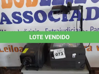 LOTE 073 - 01 PROJETOR MULTIMIDIA E 01 PROJETOR DE SLIDES MARCAS E MODELOS DIVERSOS. (NO ESTADO) ATENÇÃO! FAZER A VISITAÇÃO ANTES DE ARREMATAR, NÃO SABEMOS SE FUNCIONA. LEILÃO NÃO TEM GARANTIA E NEM DEVOLUÇÃO, SUJEITO A POSSÍVEIS AVARIAS VISÍVEIS/OCULTAS E/OU AUSÊNCIA DE COMPONENTES.