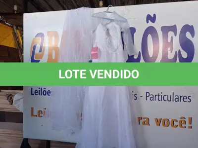 LOTE 434 - 01 VESTIDO DE NOIVA. (NO ESTADO) ATENÇÃO! FAZER A VISITAÇÃO ANTES DE ARREMATAR, NÃO SABEMOS SE FUNCIONA. LEILÃO NÃO TEM GARANTIA E NEM DEVOLUÇÃO, SUJEITO A POSSÍVEIS AVARIAS VISÍVEIS/OCULTAS E/OU AUSÊNCIA DE COMPONENTES.