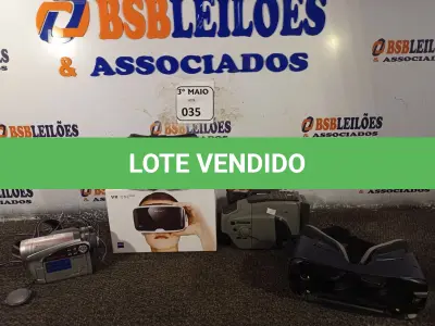 LOTE 035 - 02 CÂMERAS FILMADORAS, 02 ÓCULOS VIRTUAL GAMER, SENDO 01 VC ONE PLUS E 01 GEAR VR. (NO ESTADO) ATENÇÃO! FAZER A VISITAÇÃO ANTES DE ARREMATAR, NÃO SABEMOS SE FUNCIONA. LEILÃO NÃO TEM GARANTIA E NEM DEVOLUÇÃO, SUJEITO A POSSÍVEIS AVARIAS VISÍVEIS/OCULTAS E/OU AUSÊNCIA DE COMPONENTES.