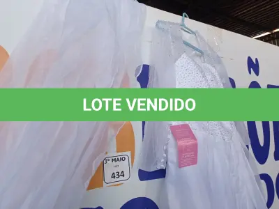 LOTE 434 - 01 VESTIDO DE NOIVA. (NO ESTADO) ATENÇÃO! FAZER A VISITAÇÃO ANTES DE ARREMATAR, NÃO SABEMOS SE FUNCIONA. LEILÃO NÃO TEM GARANTIA E NEM DEVOLUÇÃO, SUJEITO A POSSÍVEIS AVARIAS VISÍVEIS/OCULTAS E/OU AUSÊNCIA DE COMPONENTES.