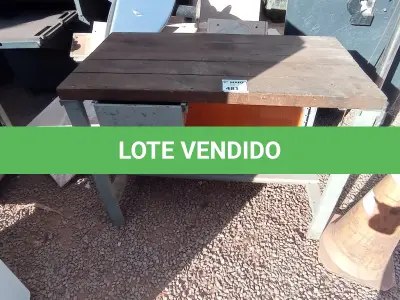 LOTE 481 - 01 BANCADA COM BASE DE FERRO E TAMPO EM MADEIRA COM COMPRIMENTO DE 120X64. (NO ESTADO) ATENÇÃO! FAZER A VISITAÇÃO ANTES DE ARREMATAR, NÃO SABEMOS SE FUNCIONA. LEILÃO NÃO TEM GARANTIA E NEM DEVOLUÇÃO, SUJEITO A POSSÍVEIS AVARIAS VISÍVEIS/OCULTAS E/OU AUSÊNCIA DE COMPONENTES.
