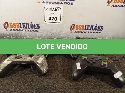 LOTE 470 - 05 CONTROLES PARA VÍDEO GAME MARCAS E MODELOS DIVERSOS. (NO ESTADO) ATENÇÃO! FAZER A VISITAÇÃO ANTES DE ARREMATAR, NÃO SABEMOS SE FUNCIONA. LEILÃO NÃO TEM GARANTIA E NEM DEVOLUÇÃO, SUJEITO A POSSÍVEIS AVARIAS VISÍVEIS/OCULTAS E/OU AUSÊNCIA DE COMPONENTES.