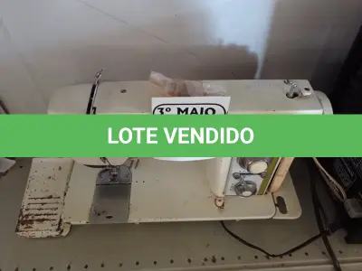 LOTE 427 - 01 MÁQUINA DE COSTURA SINGER. (NO ESTADO) ATENÇÃO! FAZER A VISITAÇÃO ANTES DE ARREMATAR, NÃO SABEMOS SE FUNCIONA. LEILÃO NÃO TEM GARANTIA E NEM DEVOLUÇÃO, SUJEITO A POSSÍVEIS AVARIAS VISÍVEIS/OCULTAS E/OU AUSÊNCIA DE COMPONENTES.
