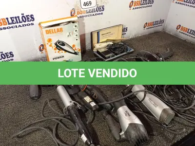 LOTE 469 - 01 LOTE COM 02 SECADORES DE CABELO, 01 ESCOVA ROTATIVA, 01 BARBEADOR ANTIGO, 01 BABYLISS, 01 CHAPINHA E DIVERSAS MÁQUINAS DE CORTAR CABELO. (NO ESTADO) ATENÇÃO! FAZER A VISITAÇÃO ANTES DE ARREMATAR, NÃO SABEMOS SE FUNCIONA. LEILÃO NÃO TEM GARANTIA E NEM DEVOLUÇÃO, SUJEITO A POSSÍVEIS AVARIAS VISÍVEIS/OCULTAS E/OU AUSÊNCIA DE COMPONENTES.