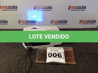 LOTE 006 - 01 PROJETOR MARCA EPSON H428A.(LIGANDO) (NO ESTADO) ATENÇÃO! FAZER A VISITAÇÃO ANTES DE ARREMATAR, NÃO SABEMOS SE FUNCIONA. LEILÃO NÃO TEM GARANTIA E NEM DEVOLUÇÃO, SUJEITO A POSSÍVEIS AVARIAS VISÍVEIS/OCULTAS E/OU AUSÊNCIA DE COMPONENTES.