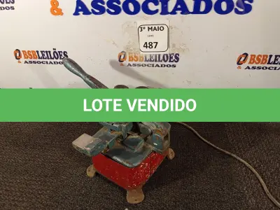 LOTE 487 - 01 MÁQUINA DE SOLDA SERRA FITA 220V DE 10 AMPERES. (NO ESTADO) ATENÇÃO! FAZER A VISITAÇÃO ANTES DE ARREMATAR, NÃO SABEMOS SE FUNCIONA. LEILÃO NÃO TEM GARANTIA E NEM DEVOLUÇÃO, SUJEITO A POSSÍVEIS AVARIAS VISÍVEIS/OCULTAS E/OU AUSÊNCIA DE COMPONENTES.