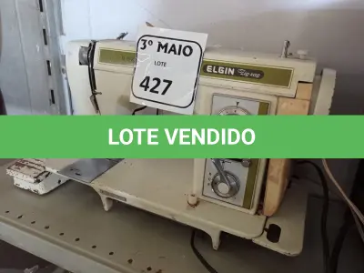 LOTE 427 - 01 MÁQUINA DE COSTURA SINGER. (NO ESTADO) ATENÇÃO! FAZER A VISITAÇÃO ANTES DE ARREMATAR, NÃO SABEMOS SE FUNCIONA. LEILÃO NÃO TEM GARANTIA E NEM DEVOLUÇÃO, SUJEITO A POSSÍVEIS AVARIAS VISÍVEIS/OCULTAS E/OU AUSÊNCIA DE COMPONENTES.