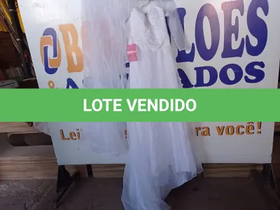 LOTE 434 - 01 VESTIDO DE NOIVA. (NO ESTADO) ATENÇÃO! FAZER A VISITAÇÃO ANTES DE ARREMATAR, NÃO SABEMOS SE FUNCIONA. LEILÃO NÃO TEM GARANTIA E NEM DEVOLUÇÃO, SUJEITO A POSSÍVEIS AVARIAS VISÍVEIS/OCULTAS E/OU AUSÊNCIA DE COMPONENTES.