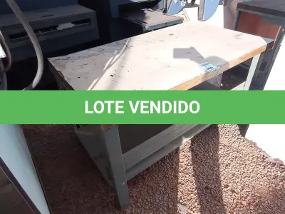 LOTE 486 - 01 BANCADA COM BASE DE FERRO E TAMPO EM MADEIRA COM COMPRIMENTO DE 150X84. (NO ESTADO) ATENÇÃO! FAZER A VISITAÇÃO ANTES DE ARREMATAR, NÃO SABEMOS SE FUNCIONA. LEILÃO NÃO TEM GARANTIA E NEM DEVOLUÇÃO, SUJEITO A POSSÍVEIS AVARIAS VISÍVEIS/OCULTAS E/OU AUSÊNCIA DE COMPONENTES.