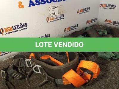 LOTE 218 - 02 CINTOS DE SEGURANÇA. (NO ESTADO) ATENÇÃO! FAZER A VISITAÇÃO ANTES DE ARREMATAR, NÃO SABEMOS SE FUNCIONA. LEILÃO NÃO TEM GARANTIA E NEM DEVOLUÇÃO, SUJEITO A POSSÍVEIS AVARIAS VISÍVEIS/OCULTAS E/OU AUSÊNCIA DE COMPONENTES.