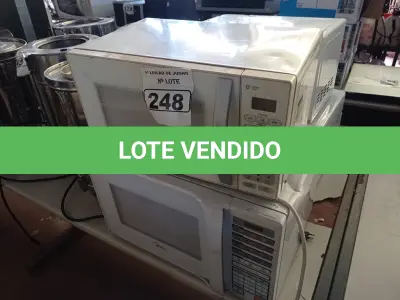LOTE 248 - 04 MICRO-ONDAS MARCAS E MODELOS DIVERSOS, SENDO 01 COM PRATO. (NO ESTADO) ATENÇÃO! FAZER A VISITAÇÃO ANTES DE ARREMATAR, NÃO SABEMOS SE FUNCIONA. LEILÃO NÃO TEM GARANTIA E NEM DEVOLUÇÃO, SUJEITO A POSSÍVEIS AVARIAS VISÍVEIS/OCULTAS E/OU AUSÊNCIA DE COMPONENTES.