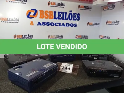 LOTE 244 - 05 PROJETORES MULTIMIDIA MARCAS E MODELOS DIVERSOS. (NO ESTADO) ATENÇÃO! FAZER A VISITAÇÃO ANTES DE ARREMATAR, NÃO SABEMOS SE FUNCIONA. LEILÃO NÃO TEM GARANTIA E NEM DEVOLUÇÃO, SUJEITO A POSSÍVEIS AVARIAS VISÍVEIS/OCULTAS E/OU AUSÊNCIA DE COMPONENTES.