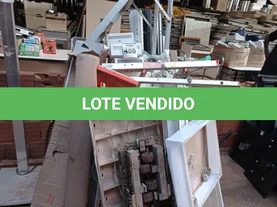 LOTE 400 - 01 QUADRO ELÉTRICO E LUMINÁRIAS DIVERSAS. (NO ESTADO) ATENÇÃO! FAZER A VISITAÇÃO ANTES DE ARREMATAR, NÃO SABEMOS SE FUNCIONA. LEILÃO NÃO TEM GARANTIA E NEM DEVOLUÇÃO, SUJEITO A POSSÍVEIS AVARIAS VISÍVEIS/OCULTAS E/OU AUSÊNCIA DE COMPONENTES.