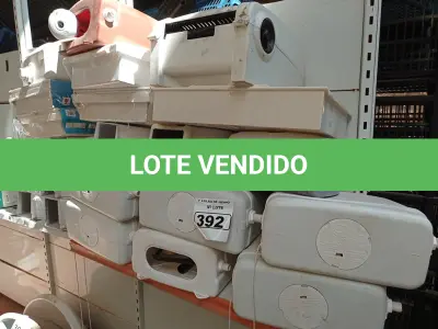 LOTE 392 - 01 LOTE COM DISPENSES, CAIXA DE DESCARGA, E SUCATA DE ARMÁRIOS DE ESPELHO PARA BANHEIRO. (NO ESTADO) ATENÇÃO! FAZER A VISITAÇÃO ANTES DE ARREMATAR, NÃO SABEMOS SE FUNCIONA. LEILÃO NÃO TEM GARANTIA E NEM DEVOLUÇÃO, SUJEITO A POSSÍVEIS AVARIAS VISÍVEIS/OCULTAS E/OU AUSÊNCIA DE COMPONENTES.