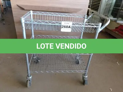 LOTE 260 - 01 CARRINHO PARA COPA COM 03 BANDEJAS E RODINHAS. (NO ESTADO) ATENÇÃO! FAZER A VISITAÇÃO ANTES DE ARREMATAR, NÃO SABEMOS SE FUNCIONA. LEILÃO NÃO TEM GARANTIA E NEM DEVOLUÇÃO, SUJEITO A POSSÍVEIS AVARIAS VISÍVEIS/OCULTAS E/OU AUSÊNCIA DE COMPONENTES.