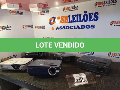 LOTE 255 - 05 PROJETORES MULTIMIDIA MARCAS E MODELOS DIVERSOS. (NO ESTADO) ATENÇÃO! FAZER A VISITAÇÃO ANTES DE ARREMATAR, NÃO SABEMOS SE FUNCIONA. LEILÃO NÃO TEM GARANTIA E NEM DEVOLUÇÃO, SUJEITO A POSSÍVEIS AVARIAS VISÍVEIS/OCULTAS E/OU AUSÊNCIA DE COMPONENTES.