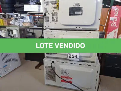 LOTE 254 - 03 MICRO-ONDAS MARCAS E MODELOS DIVERSOS SENDO 02 COM PRATO. (NO ESTADO) ATENÇÃO! FAZER A VISITAÇÃO ANTES DE ARREMATAR, NÃO SABEMOS SE FUNCIONA. LEILÃO NÃO TEM GARANTIA E NEM DEVOLUÇÃO, SUJEITO A POSSÍVEIS AVARIAS VISÍVEIS/OCULTAS E/OU AUSÊNCIA DE COMPONENTES.