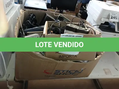 LOTE 247 - 01 CAIXA COM DIVERSOS ITENS: FONTES PARA NOTEBOOK, DISJUNTORES, APARELHOS TELEFÔNICOS...  (NO ESTADO) ATENÇÃO! FAZER A VISITAÇÃO ANTES DE ARREMATAR, NÃO SABEMOS SE FUNCIONA. LEILÃO NÃO TEM GARANTIA E NEM DEVOLUÇÃO, SUJEITO A POSSÍVEIS AVARIAS VISÍVEIS/OCULTAS E/OU AUSÊNCIA DE COMPONENTES.