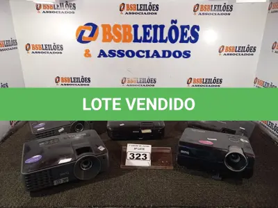 LOTE 323 - 05 PROJETORES MULTIMIDIA MARCAS E MODELOS DIVERSOS. (NO ESTADO) ATENÇÃO! FAZER A VISITAÇÃO ANTES DE ARREMATAR, NÃO SABEMOS SE FUNCIONA. LEILÃO NÃO TEM GARANTIA E NEM DEVOLUÇÃO, SUJEITO A POSSÍVEIS AVARIAS VISÍVEIS/OCULTAS E/OU AUSÊNCIA DE COMPONENTES.