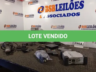 LOTE 290 - 01 TV BOX MXQ, 01 MINI TECLADO, 01 MÁQUINA DE CORTAR CABELO WAHL, 01 CAPTADOR DE VIOLÃO, 01 DIRECTBOX  BERINGER E 02 CABOS. (NO ESTADO) ATENÇÃO! FAZER A VISITAÇÃO ANTES DE ARREMATAR, NÃO SABEMOS SE FUNCIONA. LEILÃO NÃO TEM GARANTIA E NEM DEVOLUÇÃO, SUJEITO A POSSÍVEIS AVARIAS VISÍVEIS/OCULTAS E/OU AUSÊNCIA DE COMPONENTES.