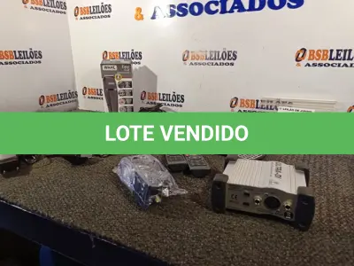 LOTE 290 - 01 TV BOX MXQ, 01 MINI TECLADO, 01 MÁQUINA DE CORTAR CABELO WAHL, 01 CAPTADOR DE VIOLÃO, 01 DIRECTBOX  BERINGER E 02 CABOS. (NO ESTADO) ATENÇÃO! FAZER A VISITAÇÃO ANTES DE ARREMATAR, NÃO SABEMOS SE FUNCIONA. LEILÃO NÃO TEM GARANTIA E NEM DEVOLUÇÃO, SUJEITO A POSSÍVEIS AVARIAS VISÍVEIS/OCULTAS E/OU AUSÊNCIA DE COMPONENTES.