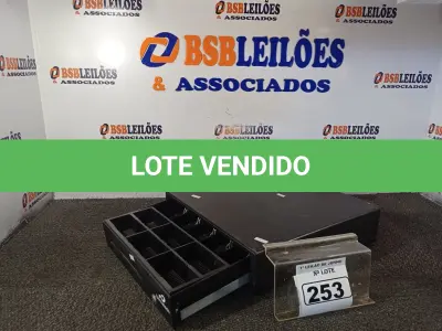 LOTE 253 - 01 CAIXA REGISTRADORA PARA DINHEIRO MANUAL. (NO ESTADO) ATENÇÃO! FAZER A VISITAÇÃO ANTES DE ARREMATAR, NÃO SABEMOS SE FUNCIONA. LEILÃO NÃO TEM GARANTIA E NEM DEVOLUÇÃO, SUJEITO A POSSÍVEIS AVARIAS VISÍVEIS/OCULTAS E/OU AUSÊNCIA DE COMPONENTES.