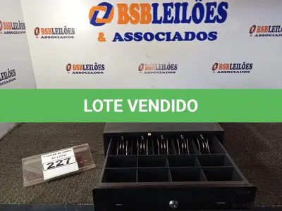 LOTE 227 - 01 CAIXA REGISTRADORA PARA DINHEIRO MANUAL. (NO ESTADO) ATENÇÃO! FAZER A VISITAÇÃO ANTES DE ARREMATAR, NÃO SABEMOS SE FUNCIONA. LEILÃO NÃO TEM GARANTIA E NEM DEVOLUÇÃO, SUJEITO A POSSÍVEIS AVARIAS VISÍVEIS/OCULTAS E/OU AUSÊNCIA DE COMPONENTES.