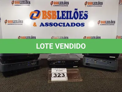LOTE 323 - 05 PROJETORES MULTIMIDIA MARCAS E MODELOS DIVERSOS. (NO ESTADO) ATENÇÃO! FAZER A VISITAÇÃO ANTES DE ARREMATAR, NÃO SABEMOS SE FUNCIONA. LEILÃO NÃO TEM GARANTIA E NEM DEVOLUÇÃO, SUJEITO A POSSÍVEIS AVARIAS VISÍVEIS/OCULTAS E/OU AUSÊNCIA DE COMPONENTES.